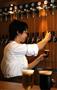 クラフトビールを注ぐスタッフの延與優貴さん＝２０１５年７月２２日、京都市下京区（志儀駒貴撮影）