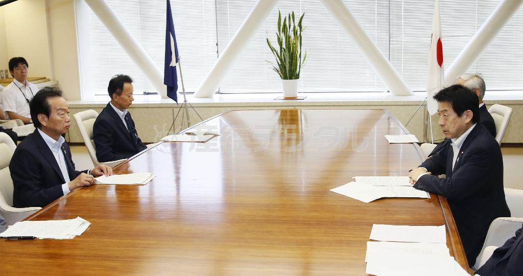 塩崎恭久厚労相（右端）と会談する東京都武蔵村山市の藤野勝市長（左端）＝２０１５年８月３日午前、武蔵村山市役所（共同）