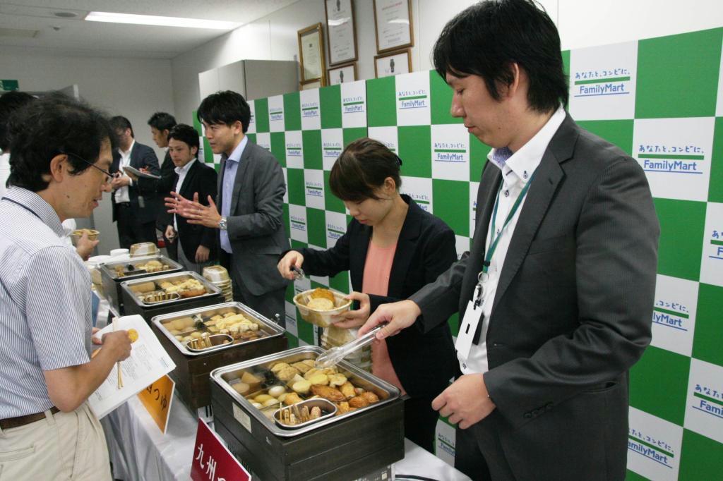 ファミリーマートの新商品発表会では地域ごとに異なる味わいのつゆで煮込んだおでんが披露された＝４日、東京都豊島区のファミリーマート本社