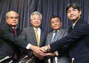 スカイマークが提出した再生計画案が可決され、会見のあと握手を交わす（左から）スカイマーク代表取締役会長の井手隆司、インテグラル代表取締役の佐山展生、ＡＮＡホーディングス上席執行役員の長峯豊之、ＤＢＪコーポレート・メザニン・パートナーズ取締役の本野雅彦の各氏＝５日午後、国土交通省（野村成次撮影）