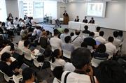 五輪エンブレムに関する記者会見。中央がエンブレム制作者の佐野研二郎氏＝５日午前、東京都港区（荻窪佳撮影）