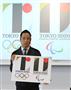 東京五輪競技大会エンブレムに関する記者会見で説明する、エンブレム制作者の佐野研二郎氏＝５日午前、東京都港区（荻窪佳撮影）