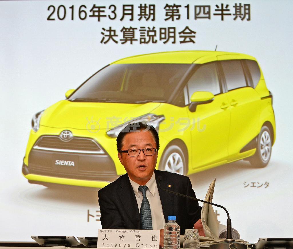 ２０１５年４～６月期決算を発表するトヨタ自動車の大竹哲也常務役員＝２０１５年８月４日、東京都文京区（宮川浩和撮影）