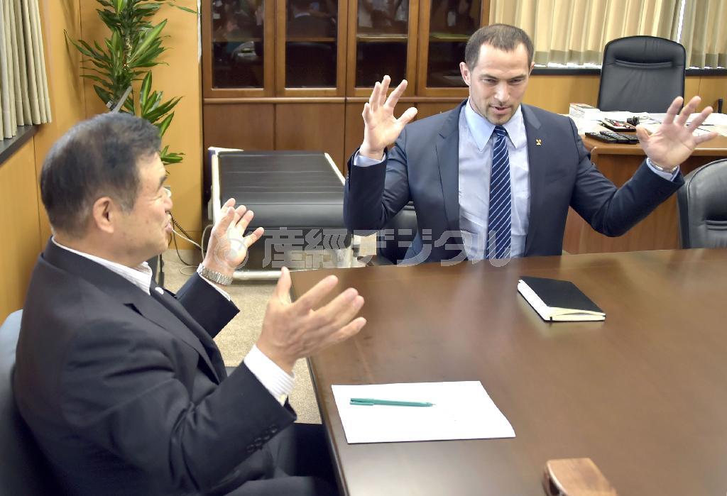 新国立競技場などについて、会談する室伏広治氏（右）と遠藤利明五輪相＝２０１５年８月４日、東京都千代田区永田町（共同）