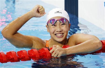 女子２００メートル個人メドレー決勝で、銀メダルを獲得しガッツポーズで喜ぶ渡部香生子（わたなべ・かなこ）＝２０１５年８月３日、ロシア連邦・タタールスタン共和国カザニ（共同）