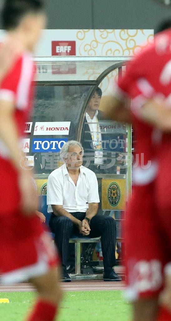 歓喜に沸く北朝鮮イレブンの向こうで、バヒド・ハリルホジッチ監督は悄然とベンチを立てないままでいた＝２０１５年８月２日、中国・湖北省武漢市の武漢体育中心（彦野公太郎撮影）