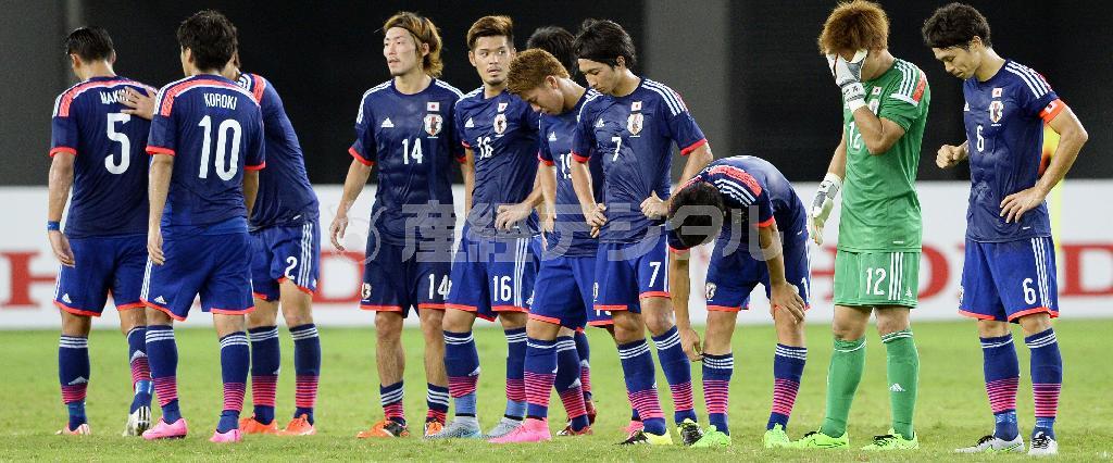 拳を握り、顔を覆い、膝に手をつき、ただただうなだれ、それぞれの表情で日本代表のイレブンは悔しさを露わにした＝２０１５年８月２日、中国・湖北省武漢市の武漢体育中心（共同）