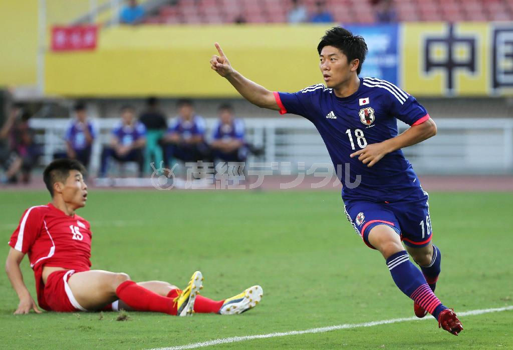 前半３分、武藤雄樹（右）の先制点は、代表デビュー最短時間得点の日本記録だった＝２０１５年８月２日、中国・湖北省武漢市の武漢体育中心（彦野公太朗撮影）