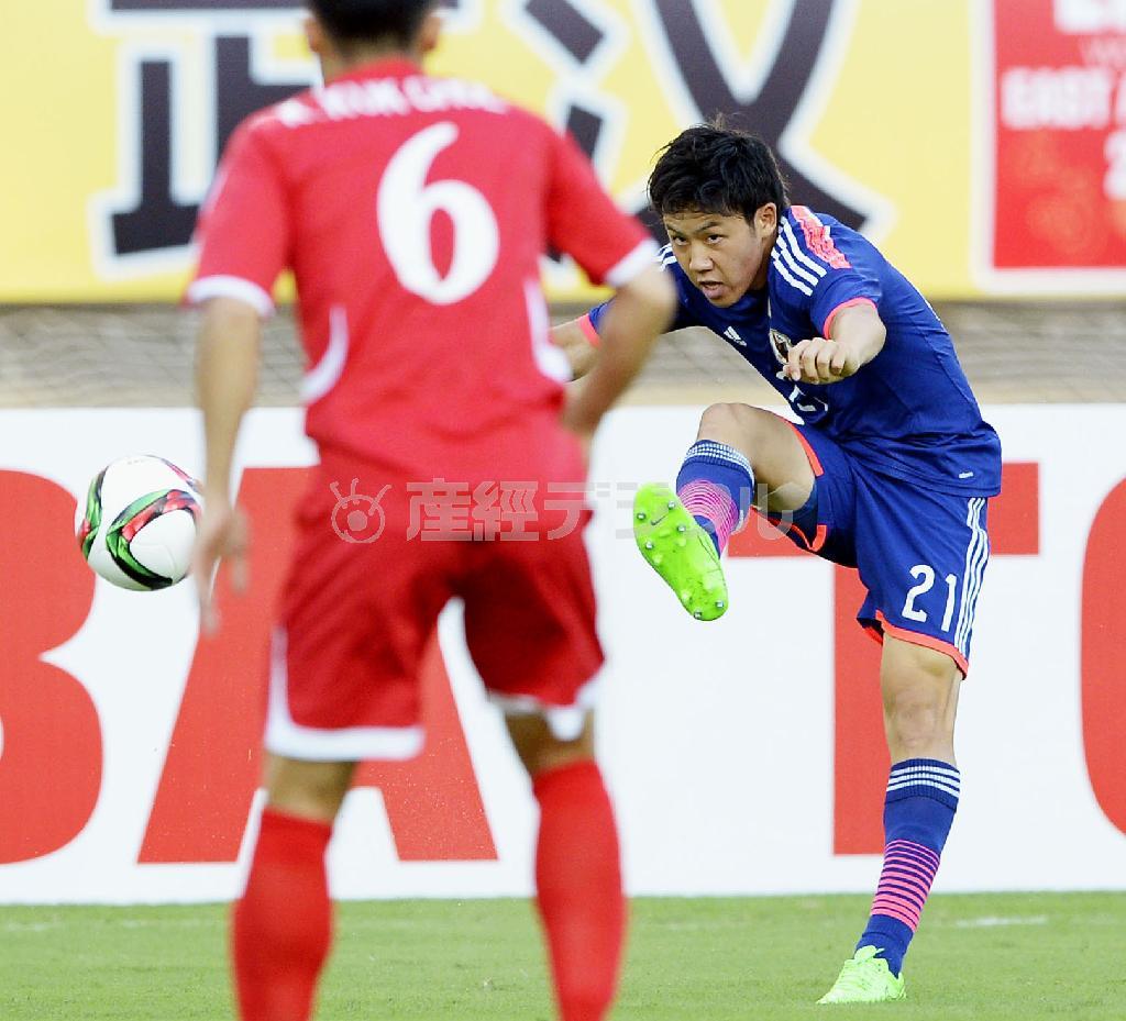 試合開始早々、武藤航（わたる、右）のアーリークロスが先制点を呼んだ＝２０１５年８月２日、中国・湖北省武漢市の武漢体育中心（共同）