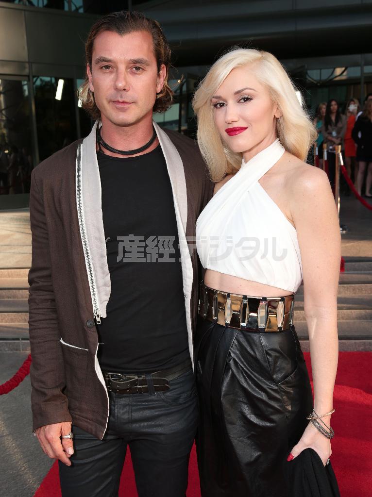 米ロックバンド「ノー・ダウト」のボーカル、グウェン・ステファニーさん（右）と英ロックバンド「ブッシュ」のボーカル、ギャビン・ロスデイルさん＝２０１３年６月４日、米カリフォルニア州ロサンゼルス（ＡＰ）