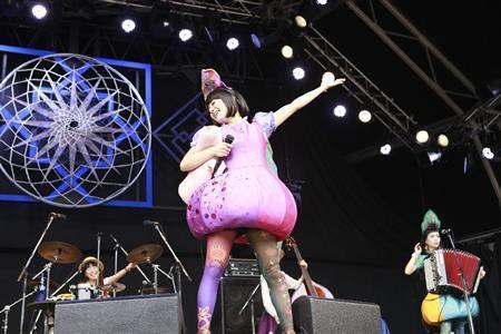 姉妹ユニット、チャラン・ポ・ランタン。中央がもも、右が小春。２度目のフジロック出演は、フィールドオブヘブンのオープニングを飾った＝２０１５年７月２４日（岡崎健志さん撮影）。（Ｃ）岡崎健志