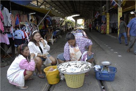 メークロン駅の線路市場。列車が通らない時間帯に線路上に商品を並べて営業。列車が近づくとさっと畳んで列車の軌道を空けることで有名だ＝タイ（酒井久美子さん撮影）