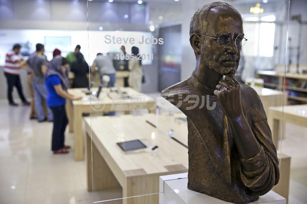 アップルの創業者兼会長だったスティーブ・ジョブズ氏の銅像。この天才の知能と資産をもってしても、膵臓がんには勝てなかった＝２０１５年７月１７日、イラン・首都テヘラン（ＡＰ）