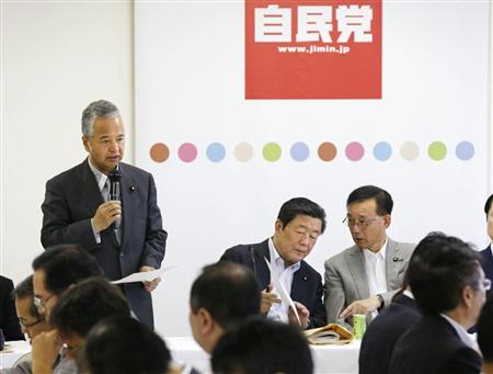 自民党のＴＰＰ対策委で閣僚会合の内容を説明する甘利ＴＰＰ担当相。奥右は谷垣幹事長＝４日午前、東京・永田町の党本部