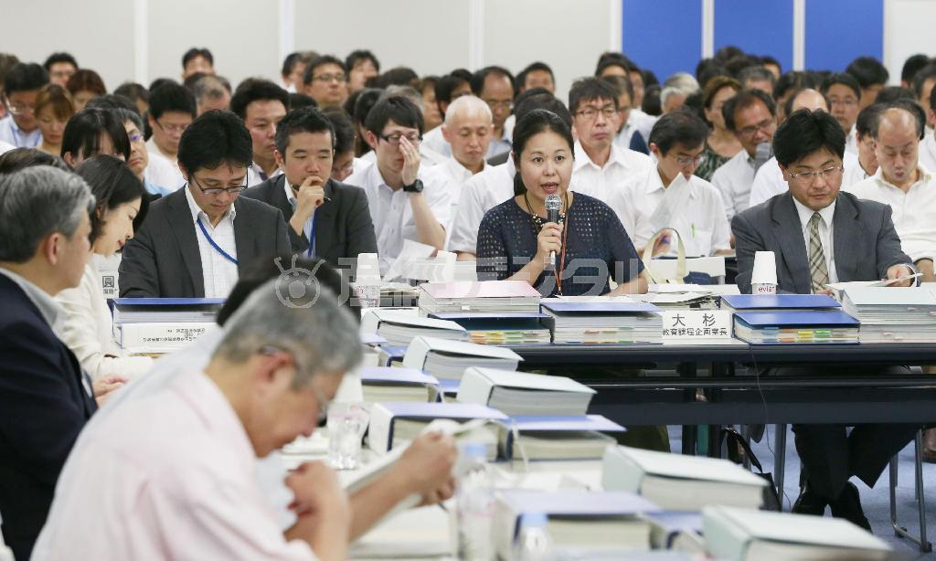 中教審の特別部会で、次期学習指導要領の改定骨格案について説明する文科省の担当者（奥中央）＝２０１５年８月５日、東京都港区（共同）