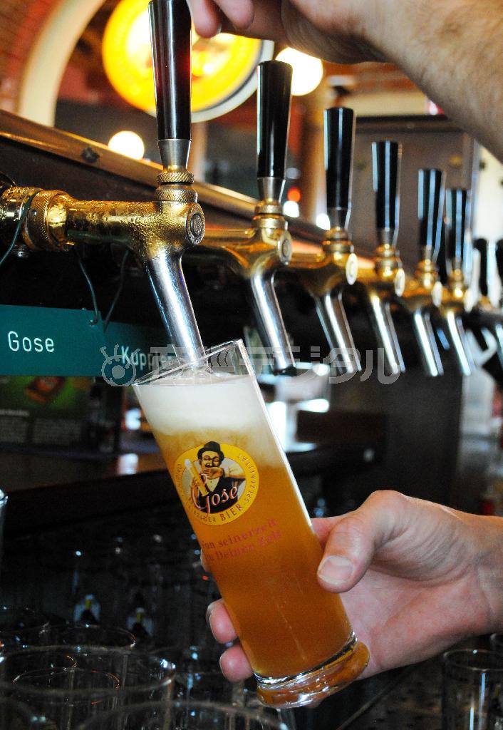 バイエリッシャー・バンホーフのゴーゼ・ビール。酸味があり、さわやかな味わいだ＝２０１５年７月２３日、ドイツ・ザクセン州ライプチヒ（宮下日出男撮影）