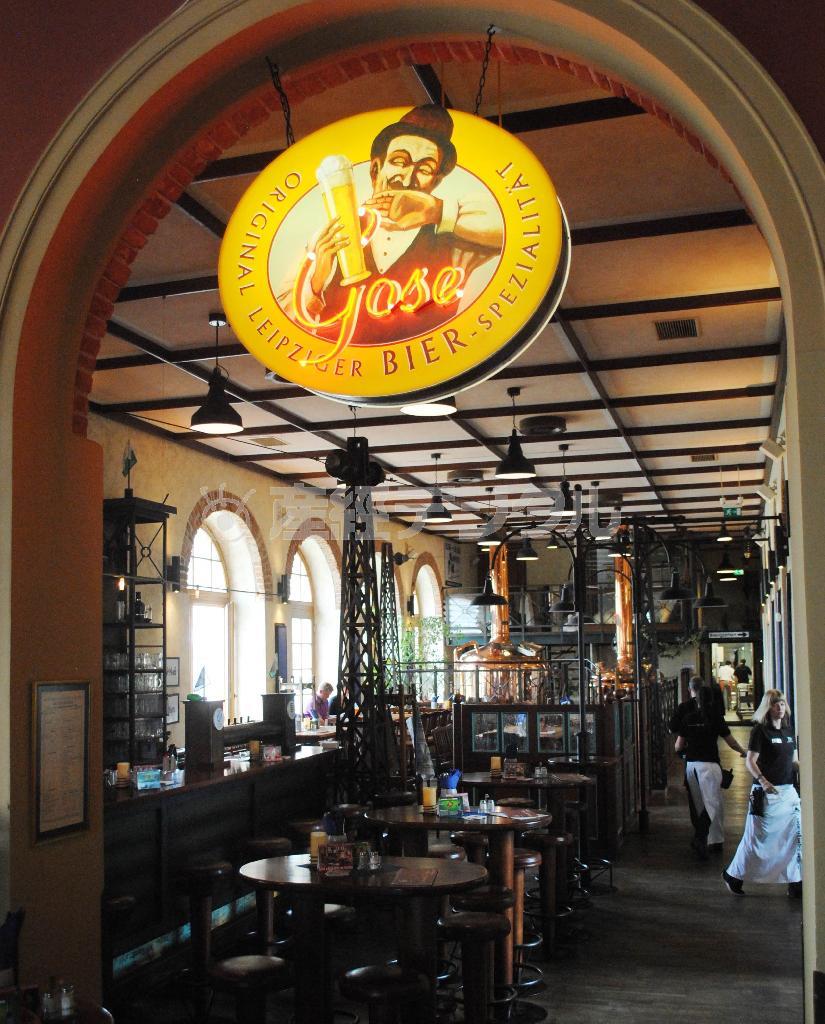 バイエリッシャー・バンホーフの店内。グラスを手にした愛らしいおじさんがロゴ・マークだ＝２０１５年７月２３日、ドイツ・ザクセン州ライプチヒ（宮下日出男撮影）