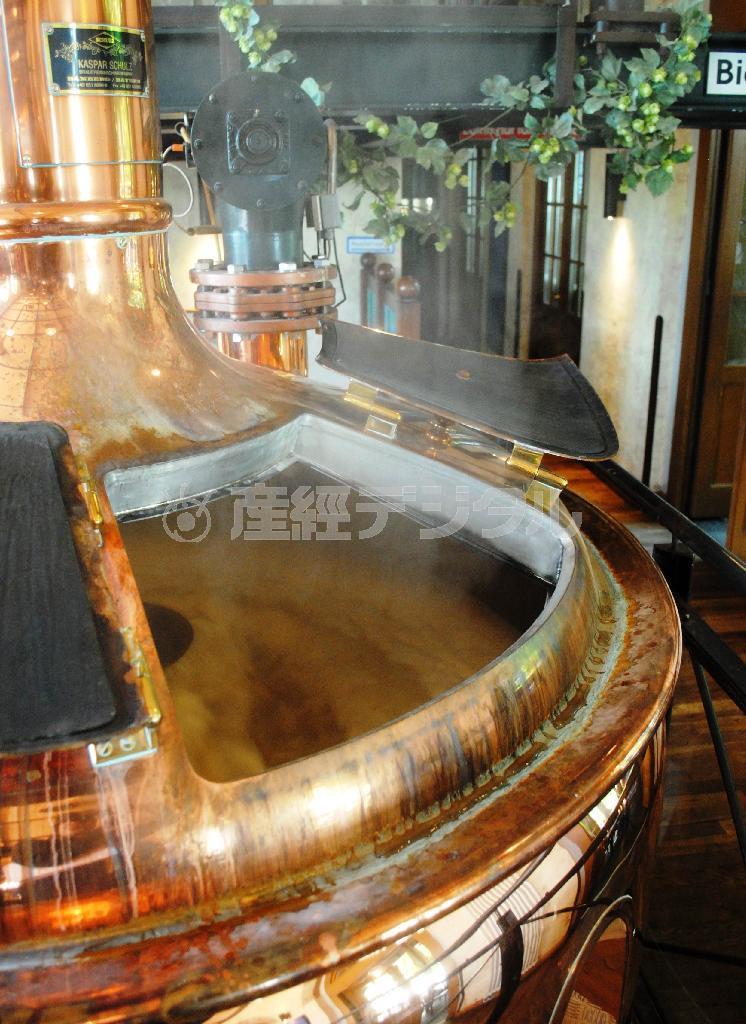 店内で製造中のビール。原液を加熱する銅色の容器からは甘い香りが漂った＝２０１５年７月２３日、ドイツ・ザクセン州ライプチヒ（宮下日出男撮影）