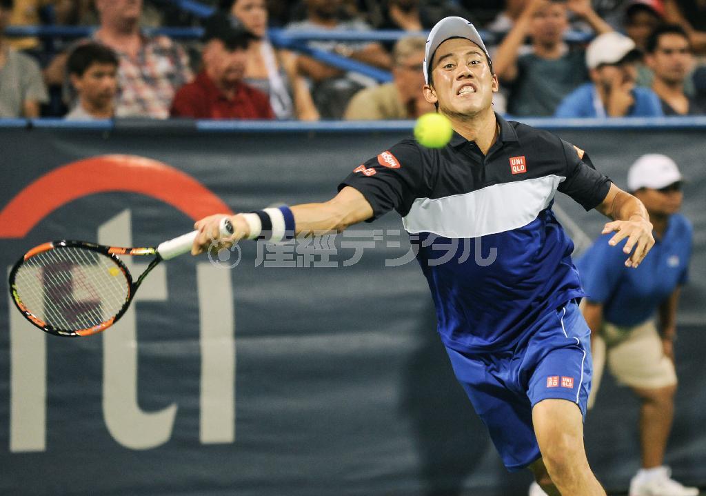 男子シングルス２回戦でボールに飛びつく錦織圭（にしこり・けい）＝２０１５年８月４日、米国・首都ワシントン（共同）