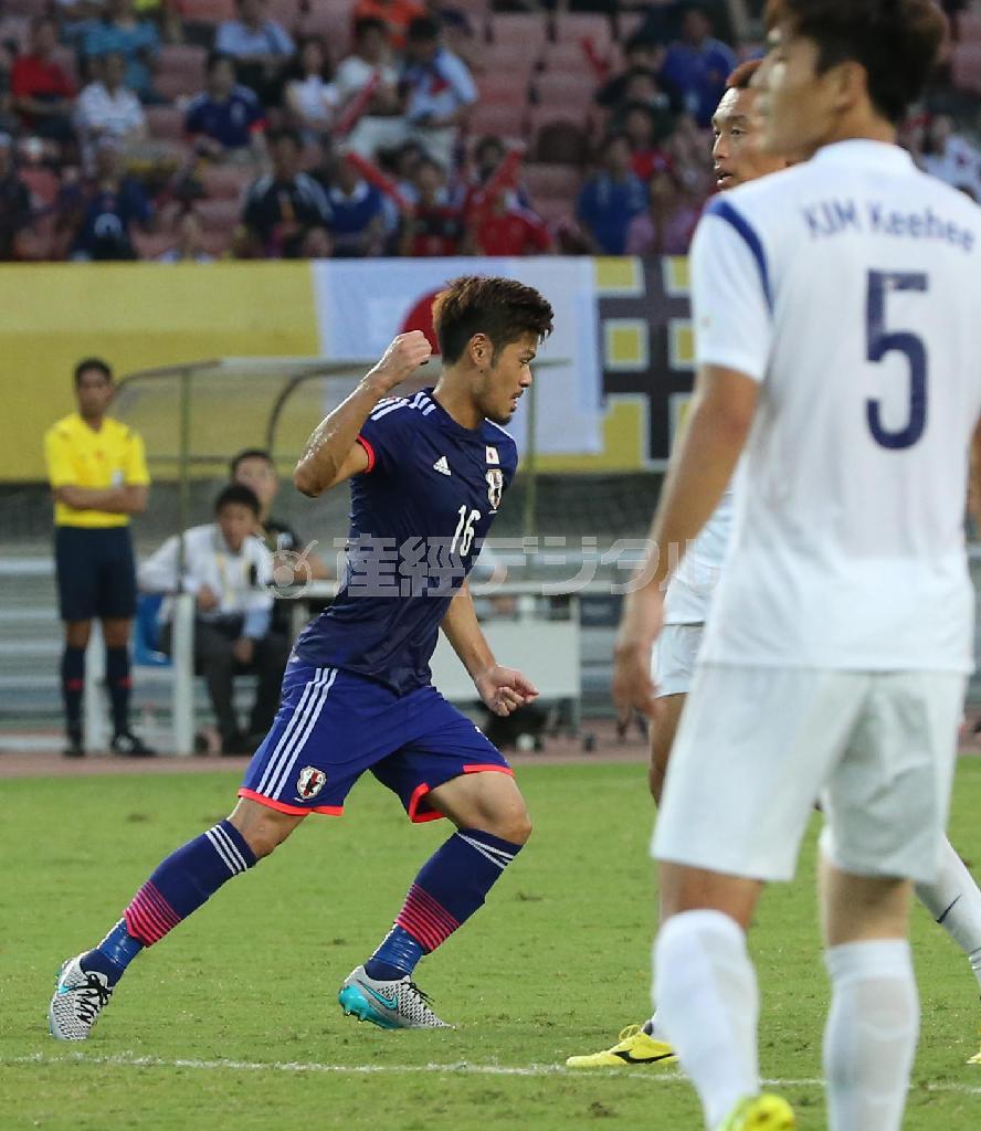 ゴールを決めてガッツポーズをする山口蛍（ほたる、中央）＝２０１５年８月５日、中国・湖北省武漢市の武漢体育中心（彦野公太朗撮影）