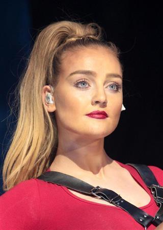 英ガールズグループ「リトル・ミックス」のペリー・エドワーズさん＝２０１４年３月４日、イスラエル・ヨルダン川西岸のパレスチナ自治区ベツレヘム（ＡＰ）