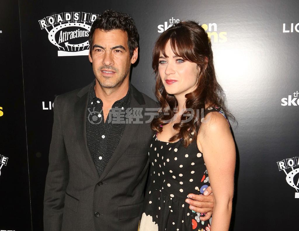 米女優・歌手、ズーイー・デシャネルさん（右）と映画プロデューサーのジェイコブ・ペチェニックさん＝２０１４年９月１０日、米カリフォルニア州ロサンゼルス（ＡＰ）