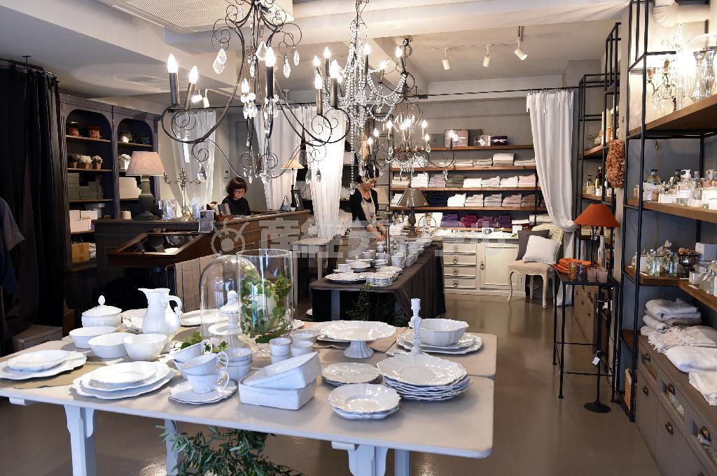 フランジュール１階。店の奥にはオリジナルタオルが並び、「コテ＿バスティド」はじめインポート商品も充実。中央は海外の作家ものの食器類＝２０１５年７月１６日、兵庫県神戸市中央区（頼光和弘撮影）