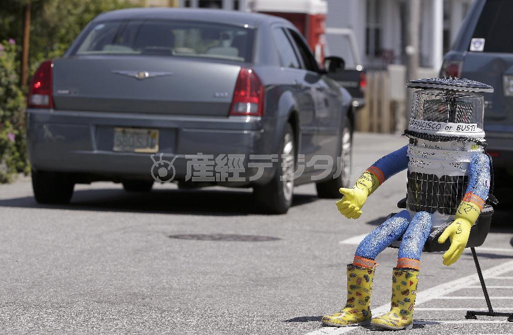 米マサチューセッツ州マーブルヘッドの路上でヒッチハイクをする「ヒッチボット」。元気に旅をしていたが、その後無残な姿で見つかった＝２０１５年７月１７日（ＡＰ）
