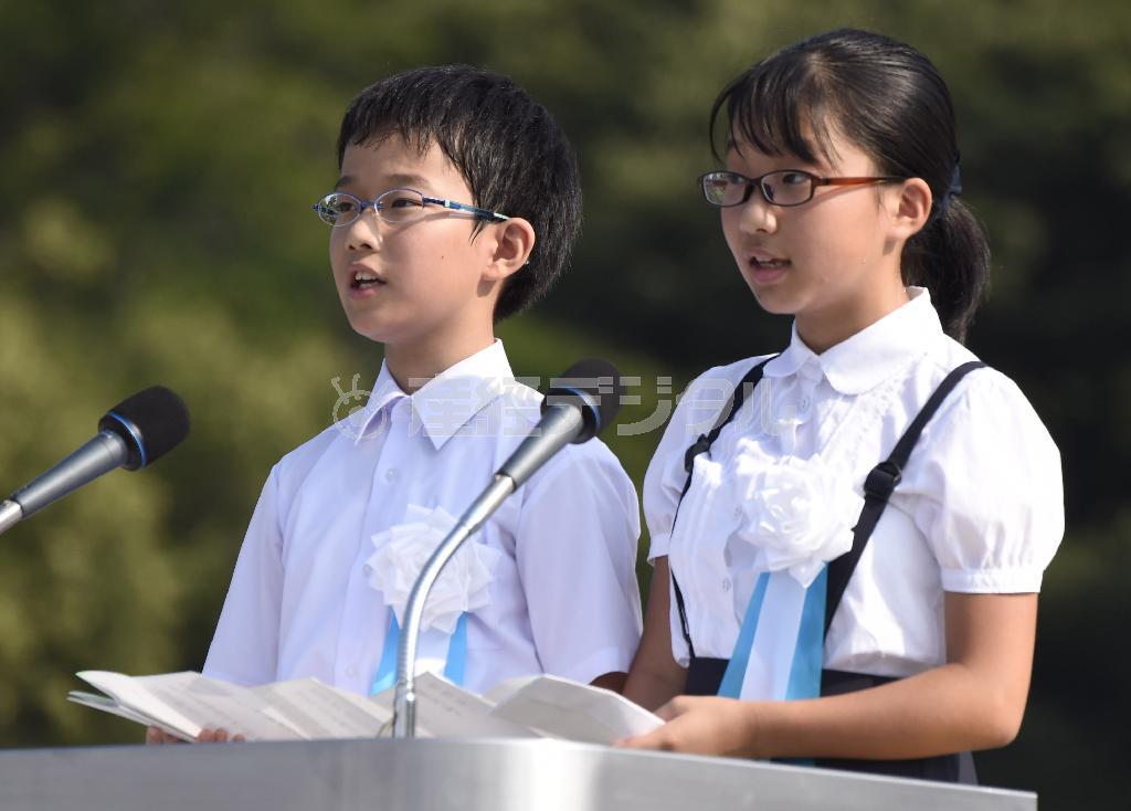 平和記念式典で「平和への誓い」を読み上げる桑原悠露君（左）＝２０１５年８月６日、広島県広島市中区中島町の平和記念公園（甘利慈撮影）