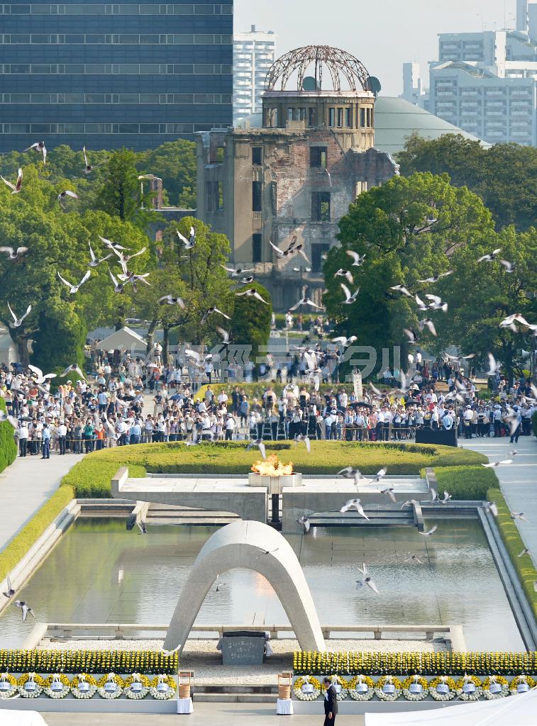 被爆から７０年を迎え開かれた平和記念式典で、会場に放たれたハト＝２０１５年８月６日午前、広島県広島市中区中島町の平和記念公園（共同）