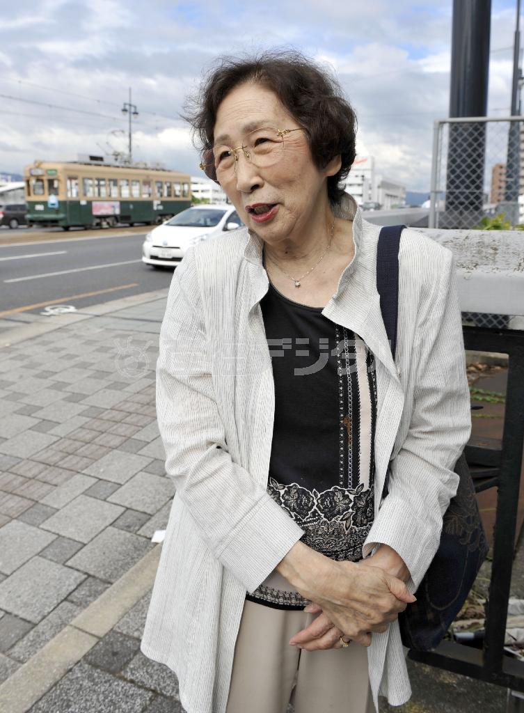 御幸橋（みゆきばし）近くで被爆当時の様子を語る竹内節子さん（８３）＝２０１５年７月２１日、広島県広島市中区（共同）