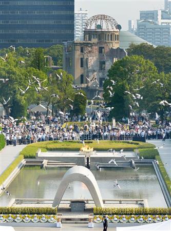 被爆から７０年を迎え開かれた平和記念式典で、会場に放たれたハト＝２０１５年８月６日午前、広島県広島市中区中島町の平和記念公園（共同）