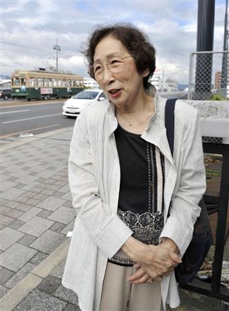 御幸橋（みゆきばし）近くで被爆当時の様子を語る竹内節子さん（８３）＝２０１５年７月２１日、広島県広島市中区（共同）