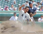 北海戦の三回、２点適時打でホームインする鹿児島実の安藤優幸＝２０１５年８月６日、兵庫県西宮市・甲子園球場（村本聡撮影）