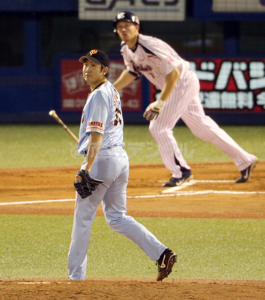 六回、ミッチ・デニング（奥）に逆転の２点本塁打を浴びた巨人先発の菅野（すがの）智之＝２０１５年８月６日、東京都新宿区・神宮球場（春名中撮影）