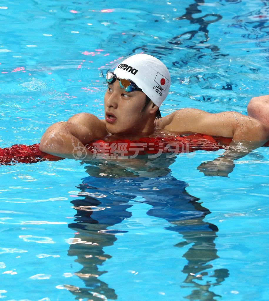 男子２００メートルバタフライの決勝レース後、ガックリと電光掲示板を見つめる瀬戸大也（だいや）＝２０１５年８月５日、ロシア連邦・タタールスタン共和国カザニ（森田達也撮影）