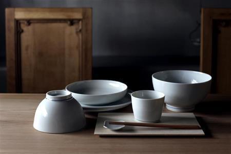 猿山修がデザインし、日本の職人がつくり上げる、ＮＡＫＡＮＩＷＡ＿ＯＲＩＧＩＮＡＬシリーズ＝２０１５年８月３日（丸若裕俊さん提供）