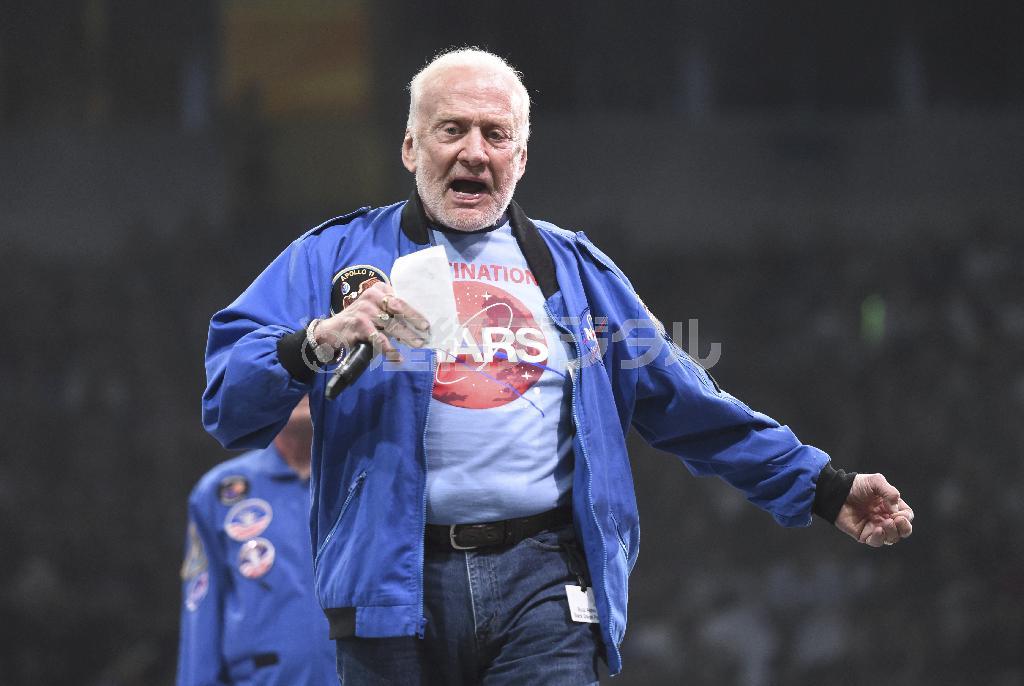 ４６年前にアポロ１１号で月面に降り立った宇宙飛行士、バズ・オルドリン氏＝２０１５年５月２０日、米テネシー州ノックスビル（ＡＰ）