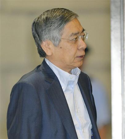 金融政策決定会合に出席するため日銀本店に入る黒田総裁＝７日午前