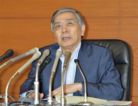 金融政策決定会合後に記者会見する日銀の黒田総裁＝７日午後、日銀本店