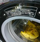 ドラム式洗濯乾燥機の開口部に貼られた、子供が中に閉じ込められないよう注意を呼びかけるシール