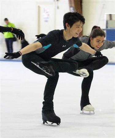 カナダのオンタリオ州トロントで練習を公開した羽生結弦（はにゅう・ゆづる、中央）＝２０１５年８月６日（共同）
