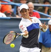 男子シングルス３回戦でリターンする錦織圭（にしこり・けい）＝２０１５年８月６日、米国・首都ワシントン（共同）