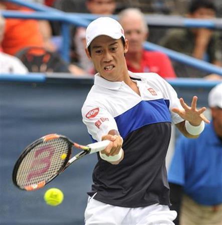 男子シングルス３回戦でリターンする錦織圭（にしこり・けい）＝２０１５年８月６日、米国・首都ワシントン（共同）