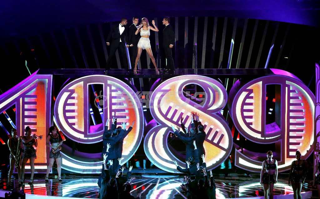 世界的に大ヒットしたアルバム「１９８９」のタイトルの上で歌うテイラー・スウィフトさん。まさかこのタイトルが中国で問題になるとは思っていなかっただろう＝２０１５年８月６日、米カリフォルニア州イングルウッド（ロイター）