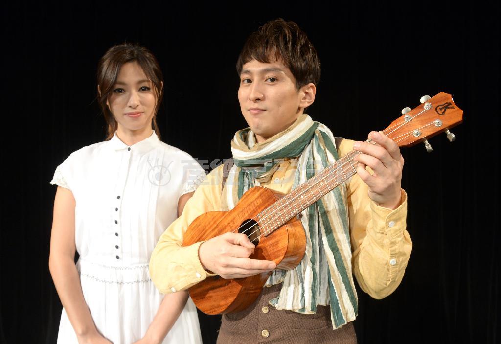 「恭子ちゃんは芯が強くて好奇心旺盛」「成河（ソンハ）さんは突き進んでいく姿が素晴らしい」と信頼し合う深田恭子さん（左）と成河さん＝２０１５年６月２９日、東京都渋谷区（今井正人撮影）