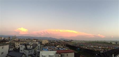 花火が始まる前、鯨のような雲が長岡の空を泳いでいました（長塚圭史さん撮影）