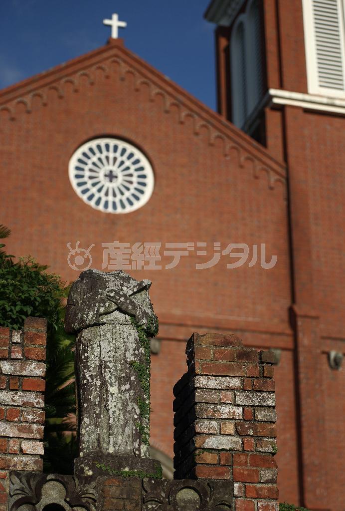 爆心地から約５００メートルの小高い丘に立つ浦上天主堂。東洋一を誇った大聖堂は原爆で全壊したが、戦後に再建された。正面には、原爆で頭部が吹き飛ばされ熱線で黒く焼けた聖人像が立ち、街を見守っている＝２０１５年８月９日、長崎県長崎市（松本健吾撮影）