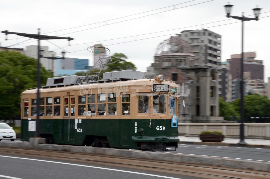 ７０年前の広島を走っていた「被爆電車」は、いまも３両が現役。そのうちの１両が原爆投下の目標地点となった「相生橋」を走った＝２０１５年７月２４日、広島県広島市中区（奈須稔撮影）