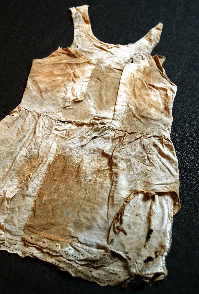 県立広島第一高等女学校１年の大下靖子（のぶこ）さん（当時１３）は、学徒動員の作業中に被爆した。救援隊によって両親のもとに運ばれ、その日の様子を両親に語り、水を欲しがった。当日深夜に死亡した（広島平和記念資料館収蔵資料「女学生のシュミーズ」大下定雄氏寄贈）＝２０１５年７月２２日（奈須稔撮影）